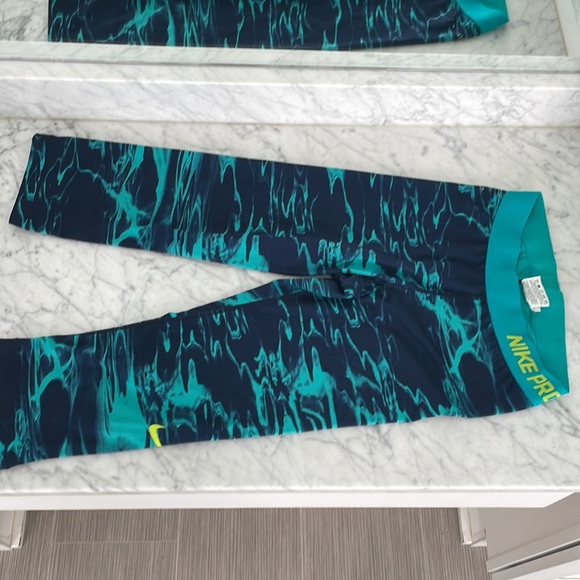 Nike Pro Core Pool Dri- FIT Compression Capri Pant - Picture 3 of 5